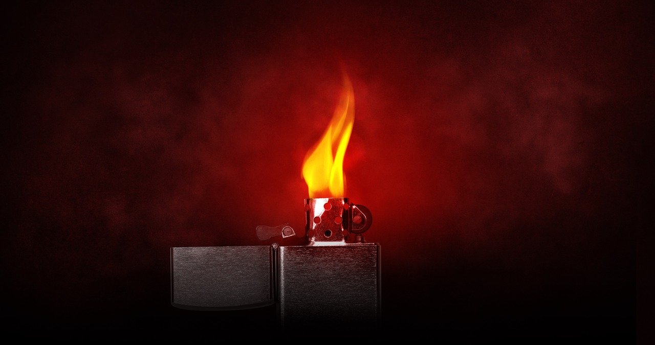 Briquet allumé avec une flamme