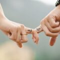 doigts d'une main de couple entrelaces