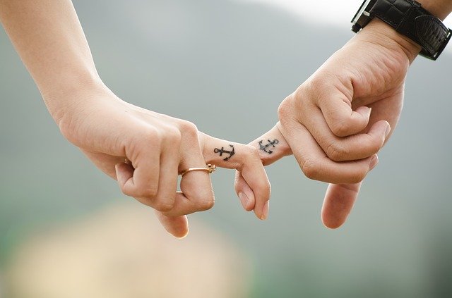 doigts d'une main de couple entrelaces